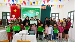 Bệnh viện Mắt Hà Nội 2 tặng quà trẻ em trường khiếm thính